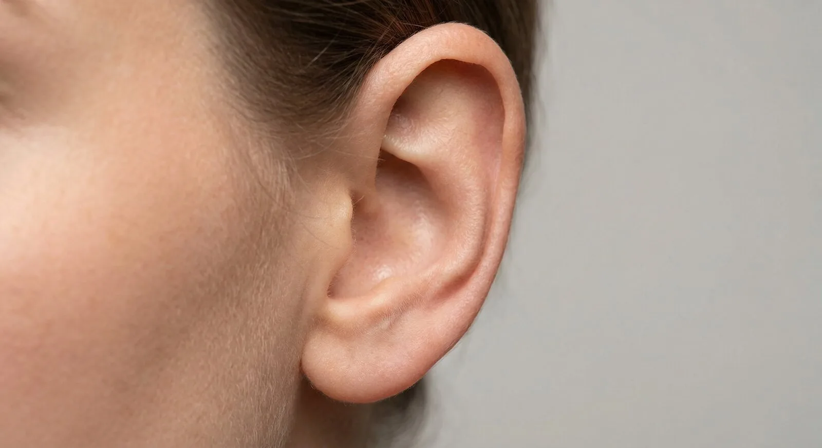 Vista lateral da orelha para artigo sobre otoplastia e orelha de abano