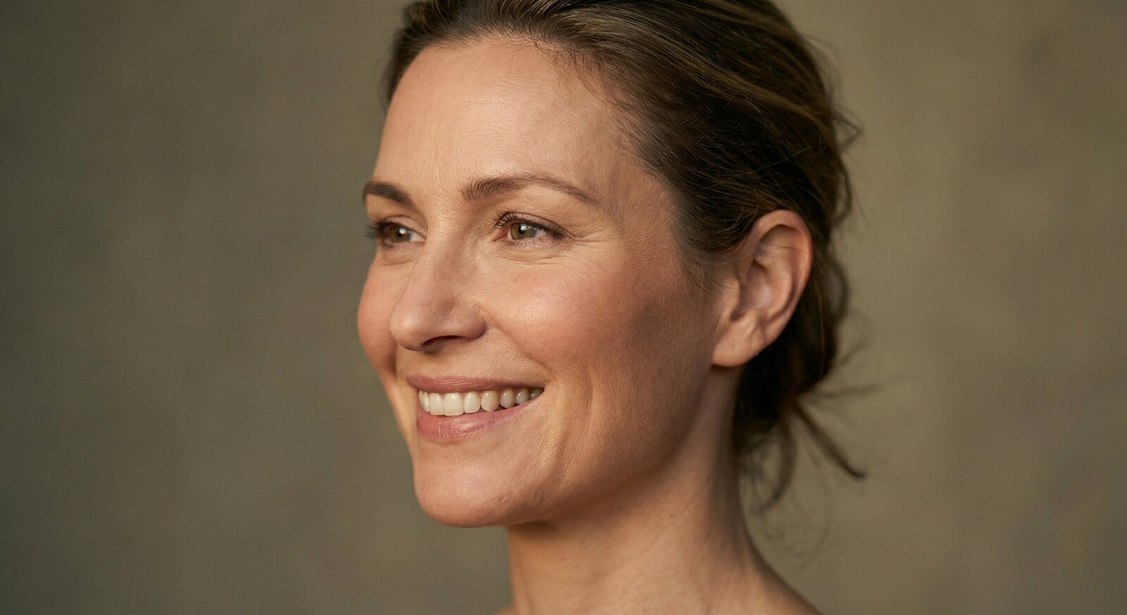 Mulher sorrindo com aparência natural, resultado da filosofia de cirurgia plástica do Dr. Zamarian