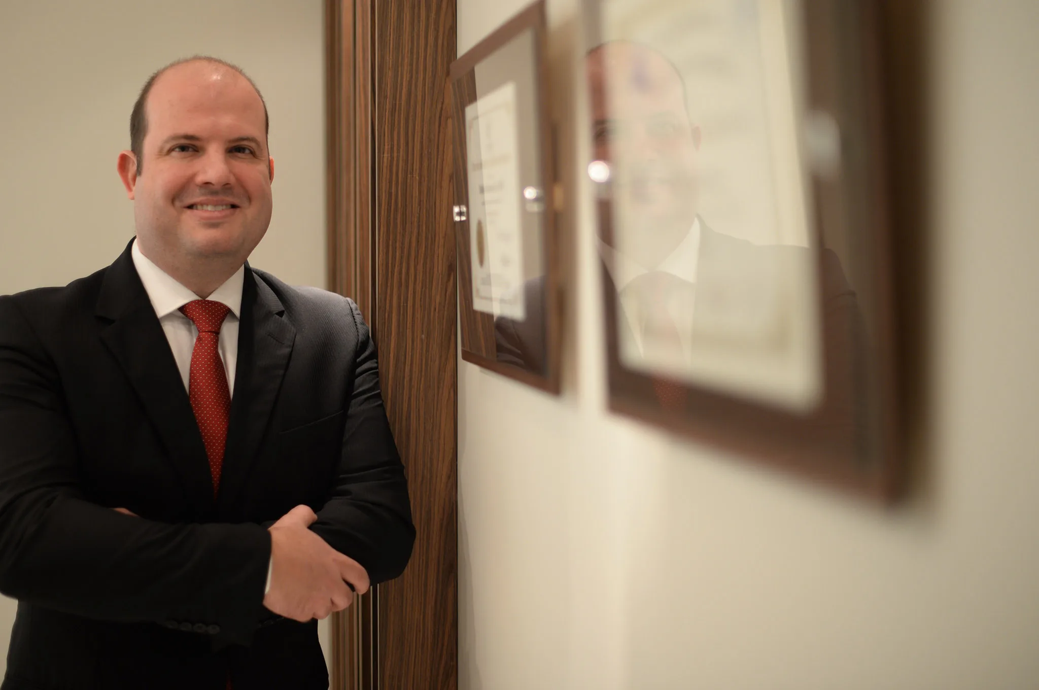 Dr. Walter Zamarian Jr. em sua clínica em Londrina para nota institucional de imprensa
