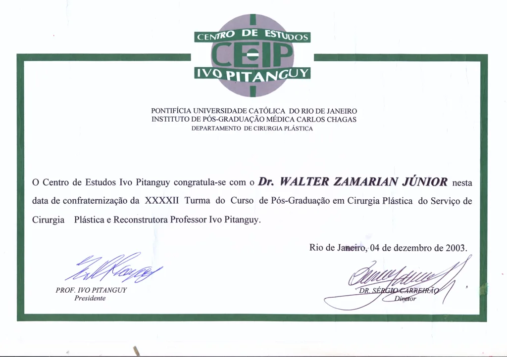 Certificado do Centro de Estudos Ivo Pitanguy (PUC-Rio) da 42ª turma do curso de pós-graduação em Cirurgia Plástica, 2003, assinado pelo Prof. Ivo Pitanguy